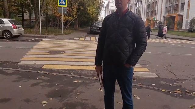 Жители нашего дома настаивают на укладке тротуара на своём газоне к дому в дворе
