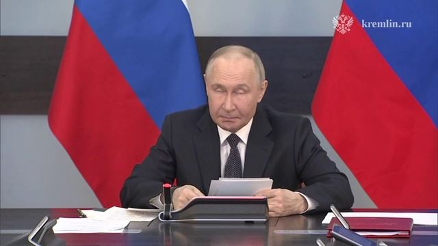 Военно-Морской Флот играет ключевую роль в обороне России. Владимир Путин обсуждает стратегию его...