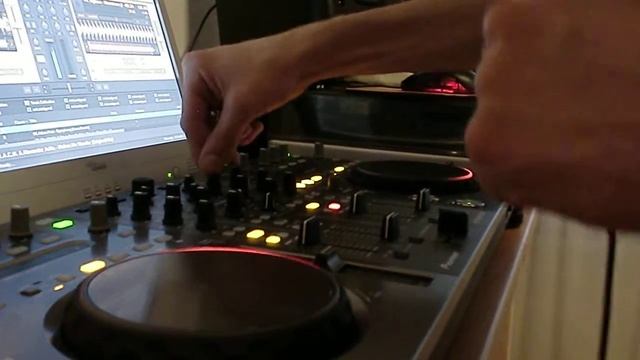 DJ Manjaro in the mixx 2 @ Pioneer DDJ-t1.