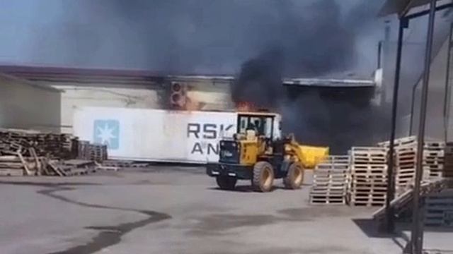 Два человека пострадали при пожаре в цехе по производству окон