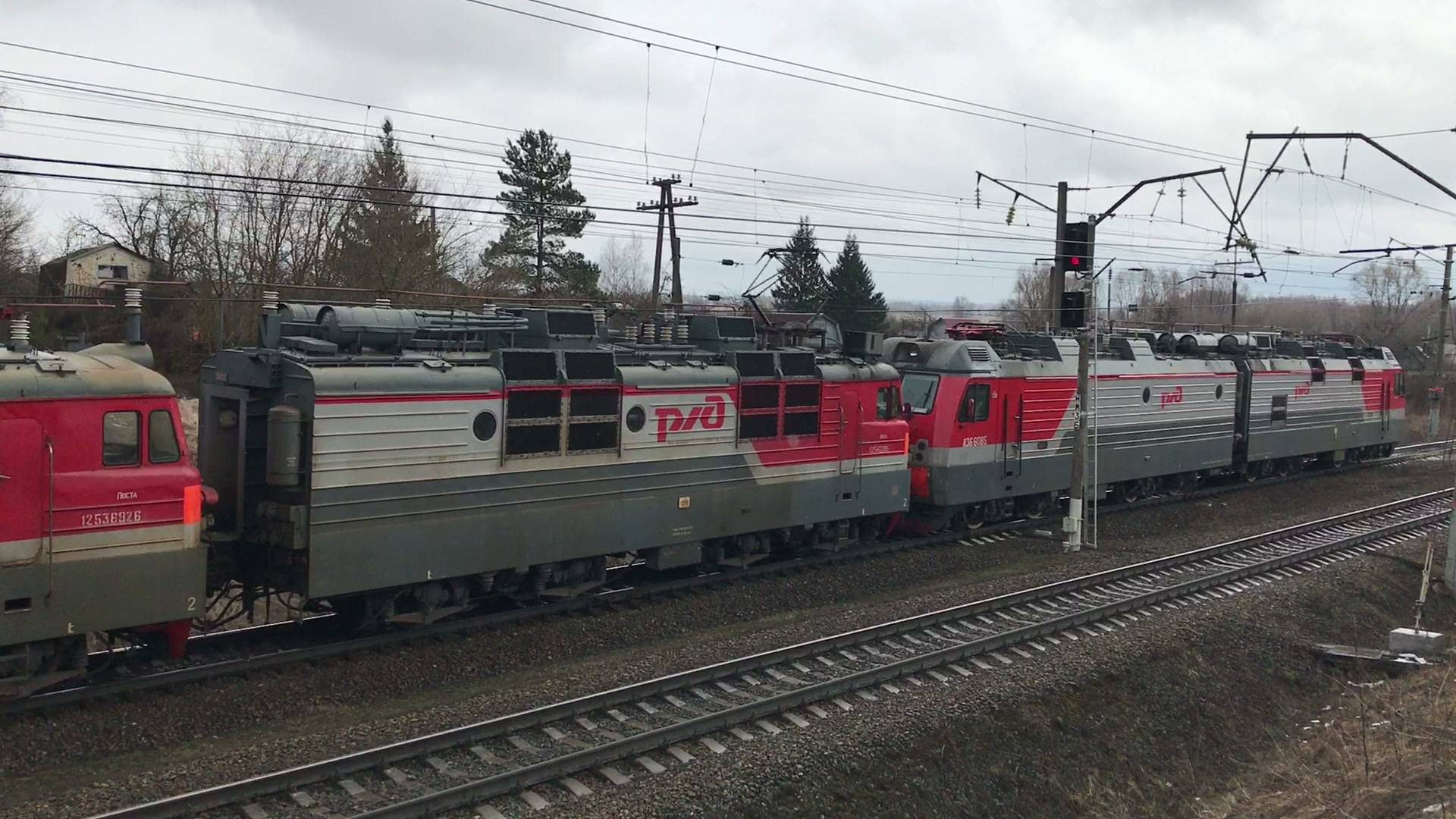 Сплотка электровозов ВЛ80с-1352/2110Б + 2ЭС5К-354 следует по станции Окская, Нижегородская область