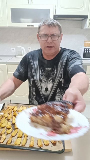 Оболденные свиные рёбрышки с картошкой в духовке. #вкуснаяеда #домашняяеда #ребравдуховке