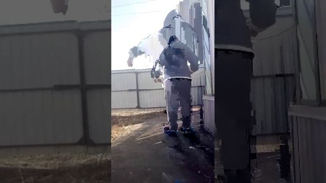 пробуем прокатиться на роликах возле дома