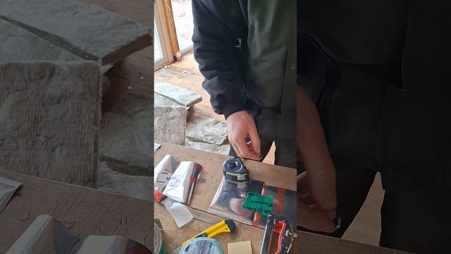 1000021085.mp4 (Собака наблюдает за утеплением кровли дома А-фрейм)