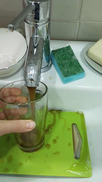 Такая грязная вода течёт из крана.