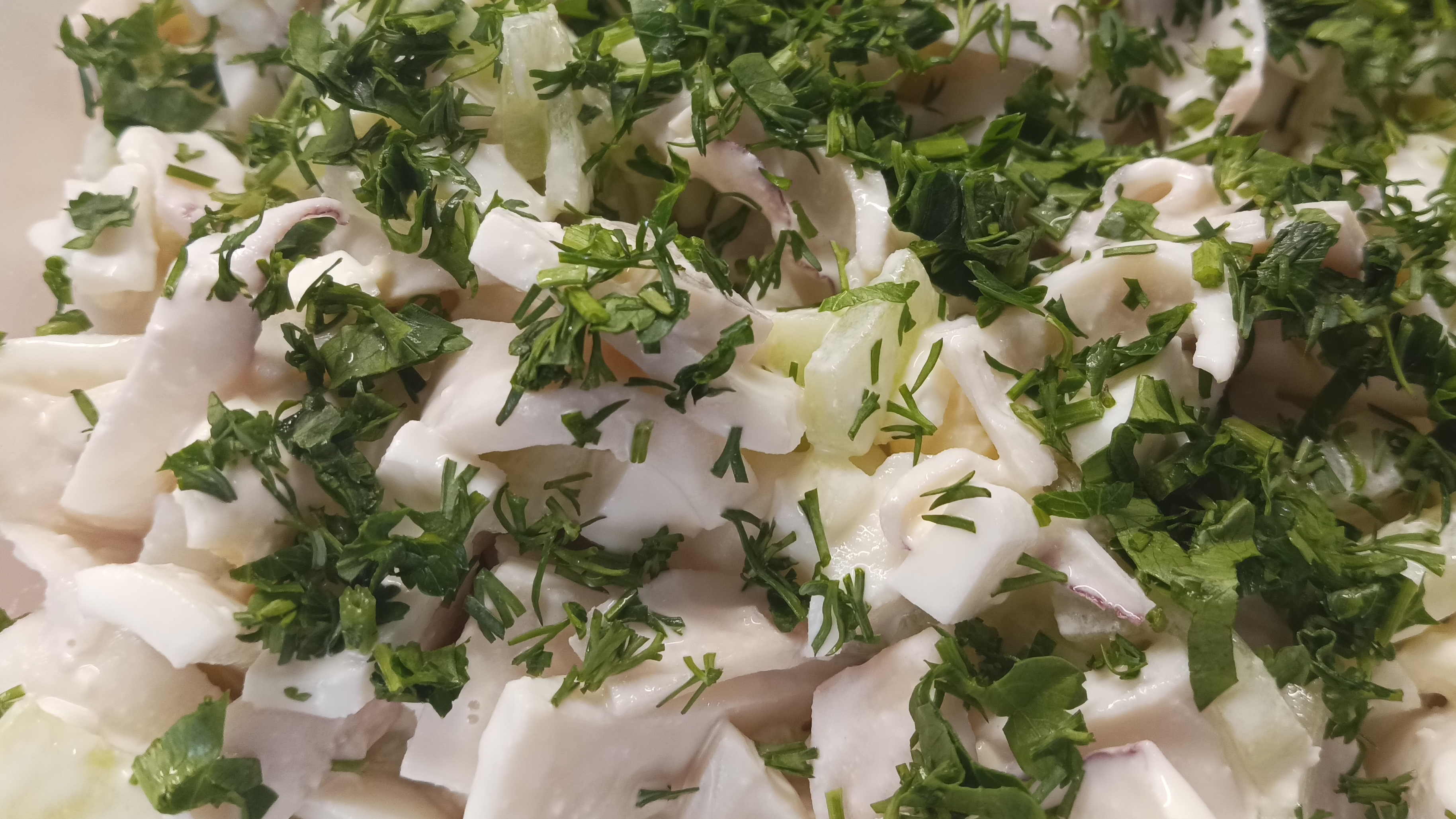 нежный салат из кальмара с огурцом