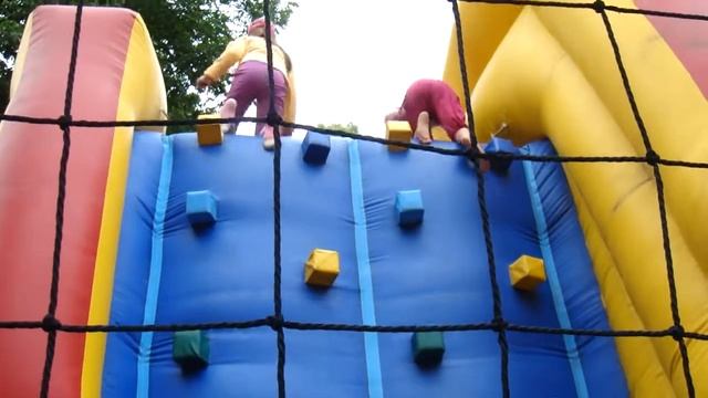 2011-08-11 12:14:00 Рыбинск. Детский парк. Софья съезжает с надувной горки.