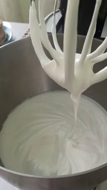 ням!!! медовик с клюквенным джемом и нежным кремом.... 🙂
