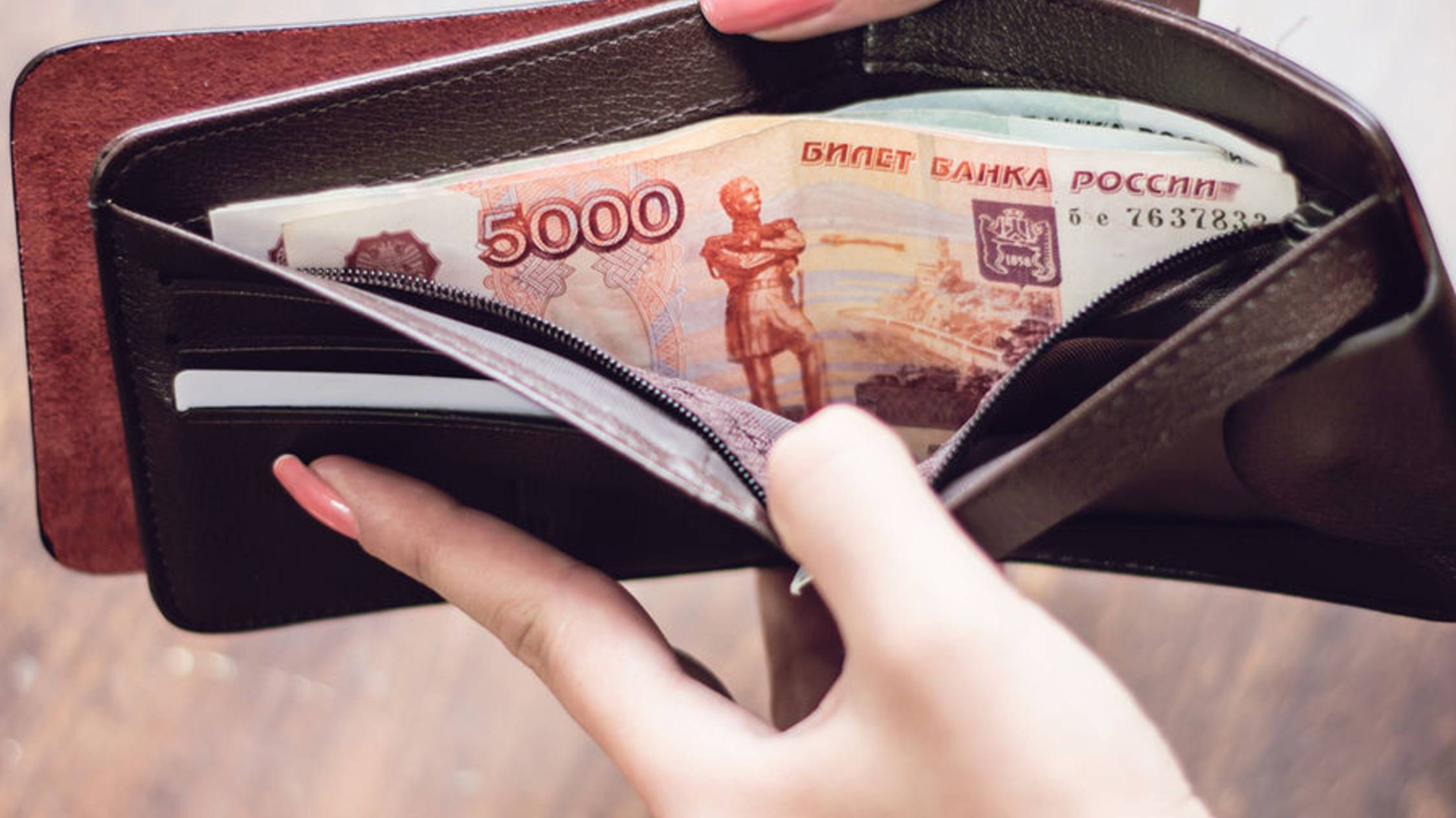 Военных и сотрудников госслужб ждет рост зарплат к октябрю