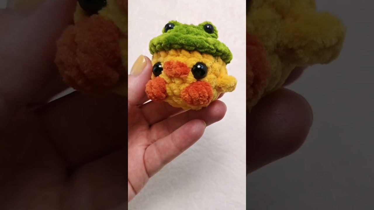 Утя в шапочке лягушки #вязаниеназаказ #crochet #игрушки #РучнаяРабота #уточка #лягушка