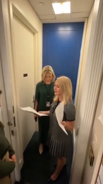 Пресс-секретарь Белого дома Кэролайн Левитт читает молитву перед брифингом !!!