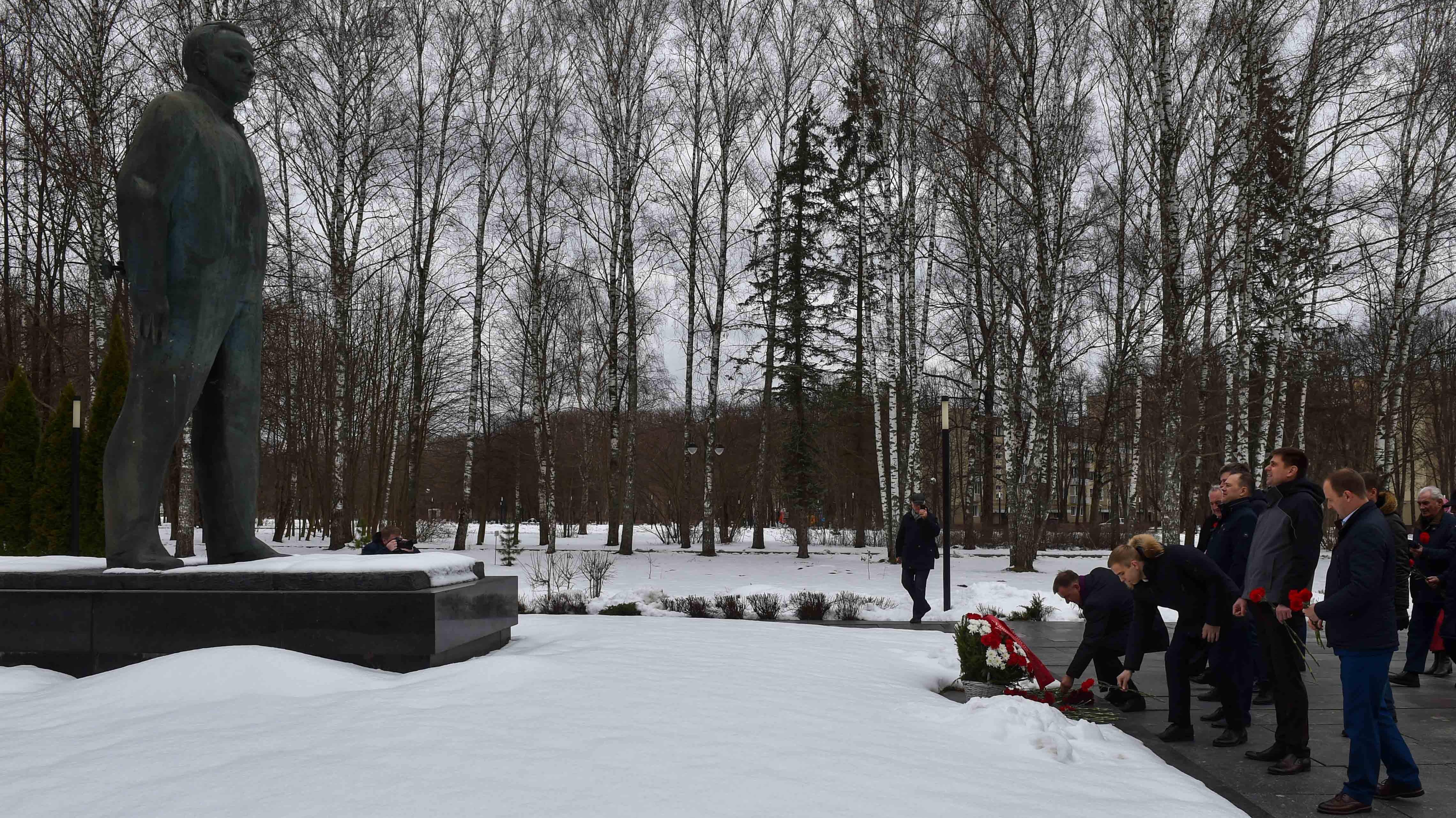 В День космонавтики в Звёздном городке возложили цветы к мемориалу первому космонавту планеты