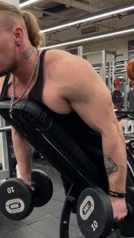 Подъем гантелей перед собой