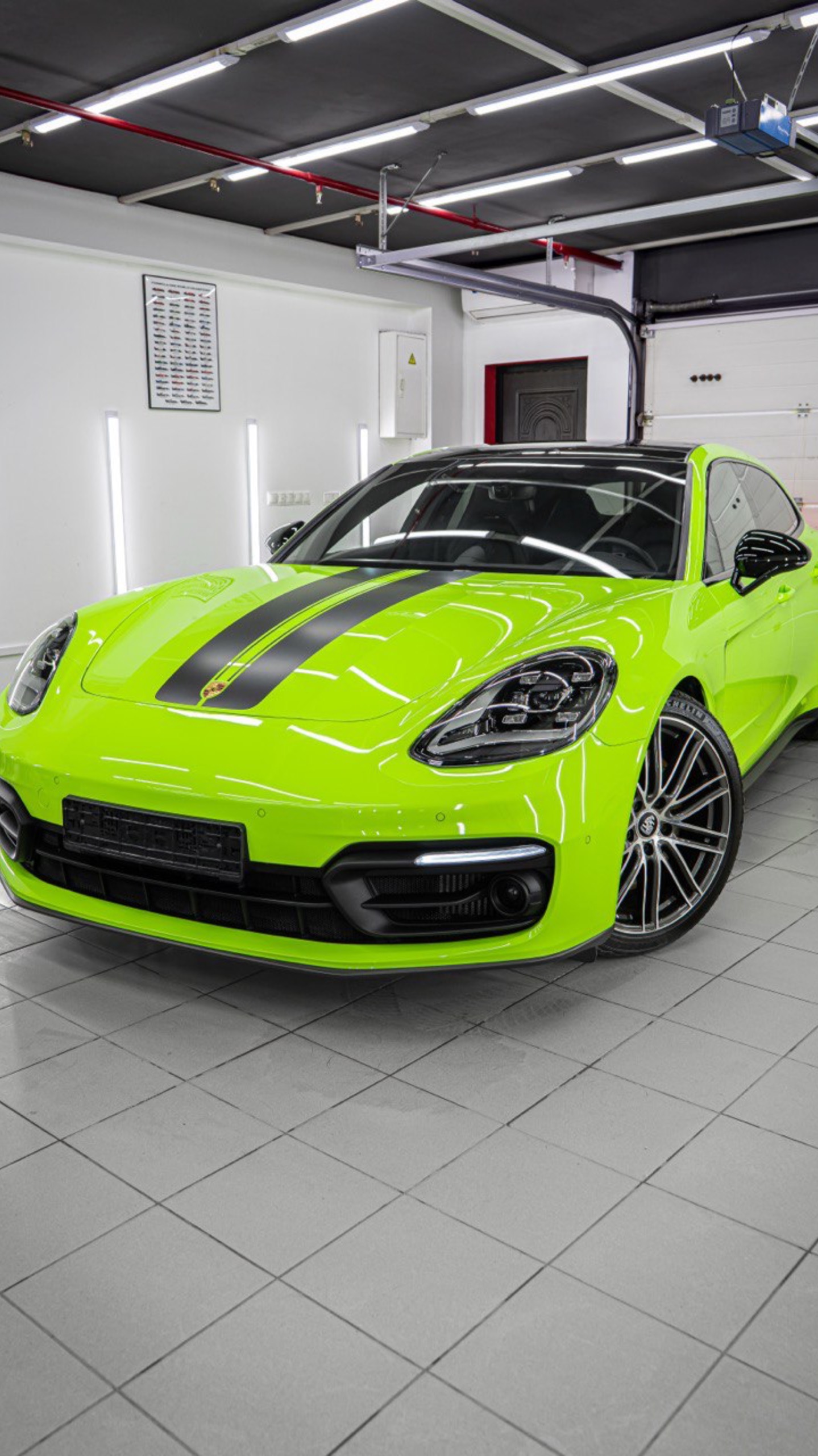 Процесс оклейки Porsche Panamera замена цвета