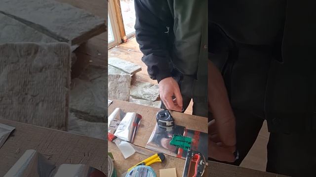 1000021089.mp4 (Собака наблюдает за утеплением кровли дома А-фрейм)