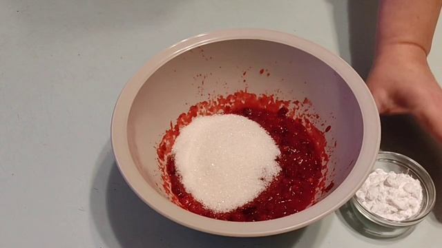 Песочный пирог с брусникой