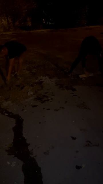 В Донецке 25 летия РККА жители своими силами заделывают ямы во дворе