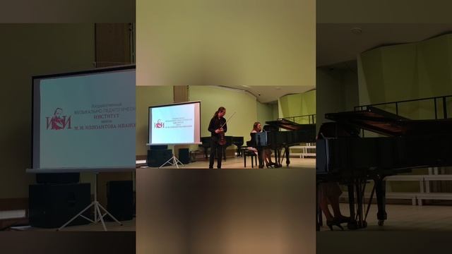 День открытых дверей в институте М.М Ипполитова - Иванова под "Маленькую ночную серенаду "Моцарта .