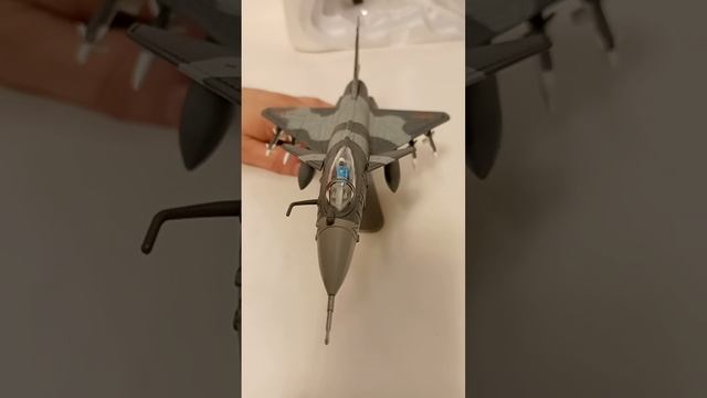 Коллекционная модель китайского самолёта Джей-10 в масштабе 1:72.