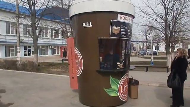 Стакан кофе из металла в работе. Красиво и практично