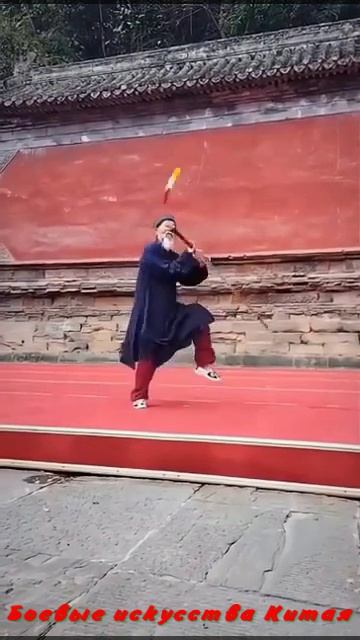 83-летний монах Уданского монастыря показывает молодецкую удаль