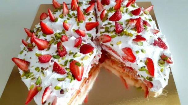 Торт песочный  с белково-заварным кремом и клубникой .