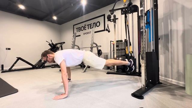 Отжимания от пола с поочередным подтягиванием ног в TRX