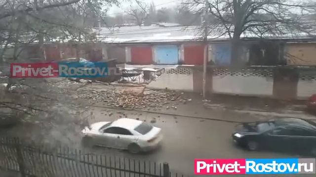 Забор рухнул на Чехова в Ростове