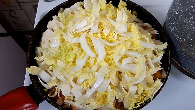 Капуста тушёная с тушёнкой.