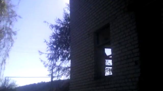 Разбивает бутылки