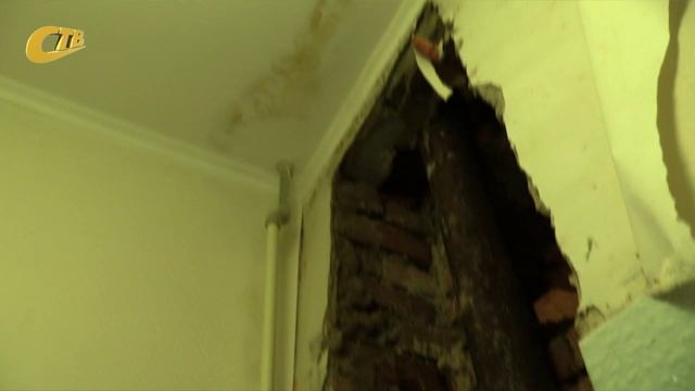 ЖИТЕЛЬНИЦА ДОМА №3 ПО УЛ.  ГОЛЕНЬКОВА ПОЖАЛОВАЛАСЬ НА ЗАЛИВАЮЩЕГО ЕЕ СОСЕДА СВЕРХУ И УК