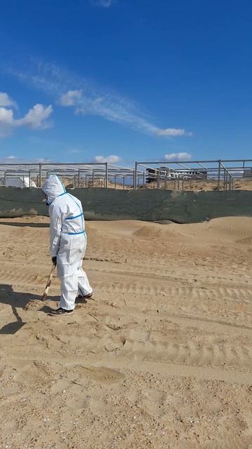 Уборка пляжа от мелких фракций мазута, село Витязево, 08.04.2025, часть 1