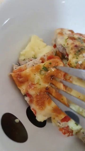 Завтрак в России. Куриное бедро запеченое с помидором и сыром. Полезная еда #shorts