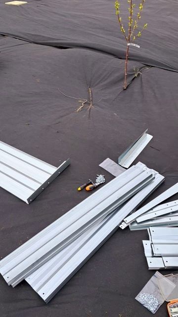 А у нас новые грядки!!! Собираем)))👍👍👍