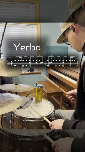 учимся играть на ударных.