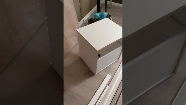 Сборка прикроватной тумбочки с выдвижными ящиками.