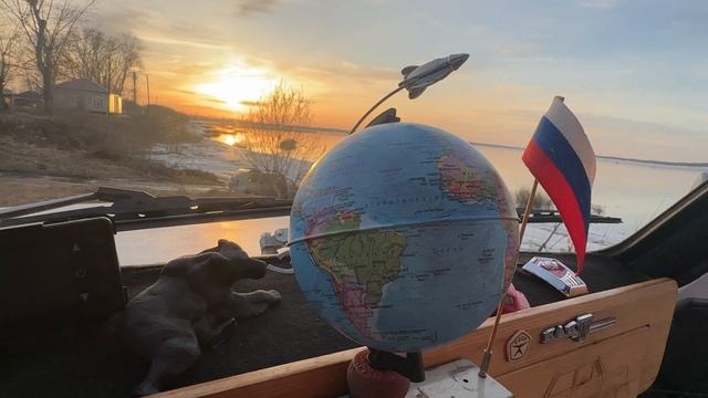 Советский запорожец енисейца Анатолия Полынцева, оформленный ко Дню космонавтики.