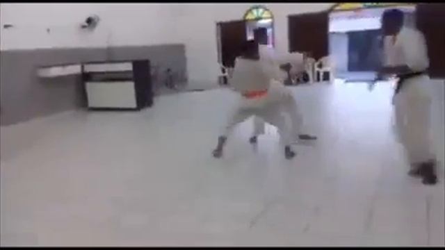 (Karatê shotokan) faixa preta vs dois faixas laranjas