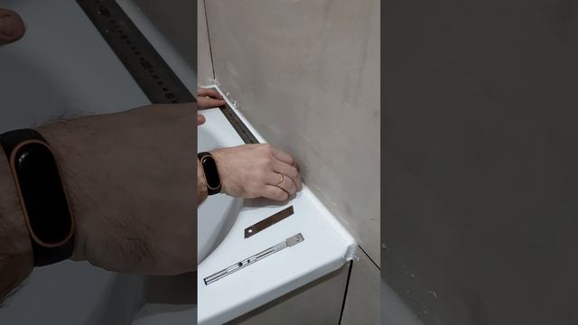 Стык плитки и ванной из герметика.