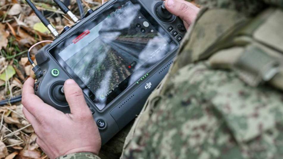 Российские военные уничтожили ударом дрона "Иноходец" украинский БТР в зоне СВО