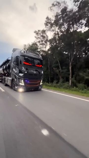 ТЯГАЧ С КРАСНЫМИ ГЛАЗАМИ! 🚛🔥 (он реально как из фильма!)