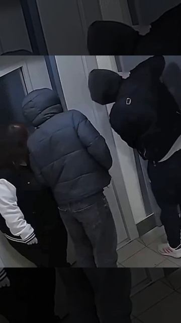 В одном подъезде стояла камера, которая зафиксировала как закладчик спрятал и сфотографировал товар.