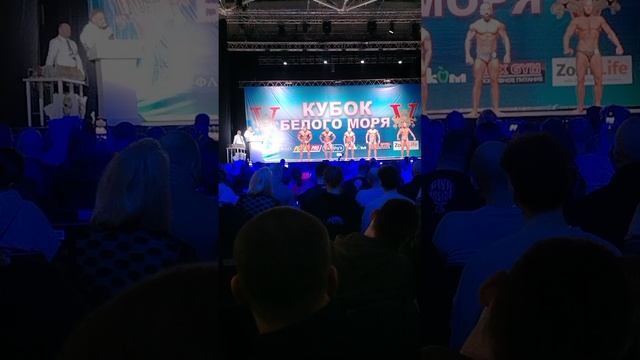 Соревнования по бодибилдингу. 4 видео.