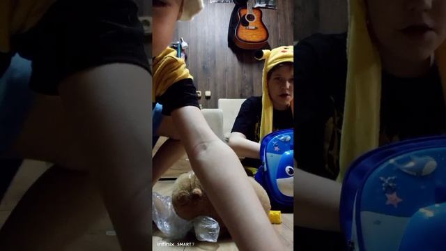что находится у него в рюгзаке😱