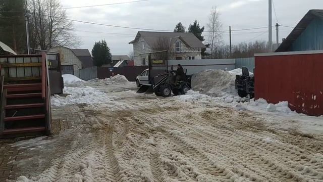 Мини-трактор погрузчик ТОР-35 вывозит снег Mini tractor loader TOR-35 removes snow