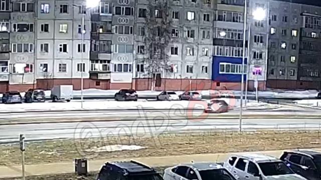 Тупик комсомольского В Сургуте любитель быстрой езды подлетел на бордюре 
На ровном месте 🥲