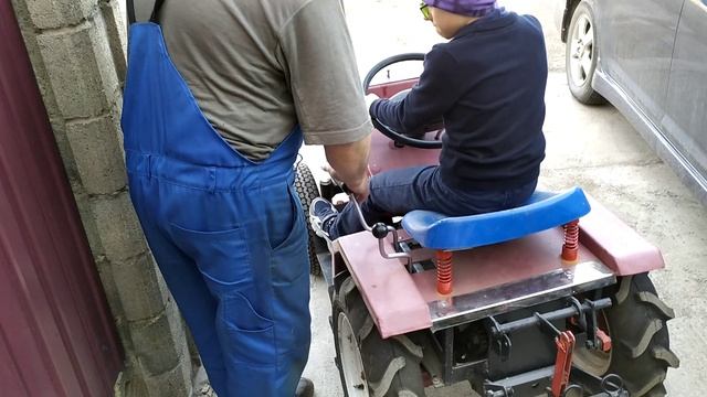 Как трактористы меняют облик деревенской жизни