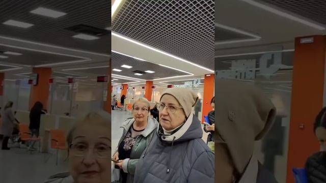 Зумерша притворилась иностранкой и пришла в МФЦ. 
Оказалось, что в России никто не знает английского