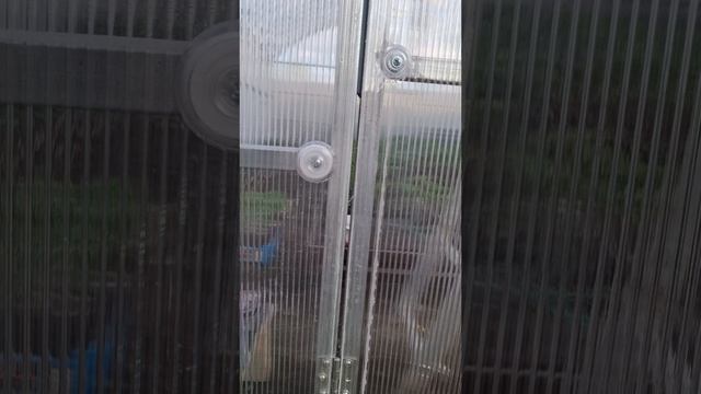 поехали в город, утепляем теплицу