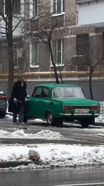 В лютое апрельское утро добрые люди наводят красоту.